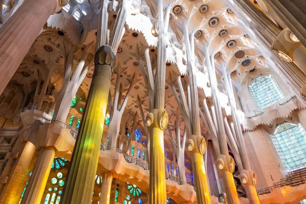 Sagrada Familia Kilisesi'nin içerisinden bir görüntü