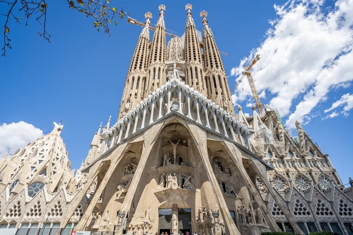 Barselona'nın meşhur kiliselerinden biri olan Sagrada Familia